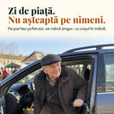 Imagine cu caracter ilustrativ: Zi de piață. Nu așteaptă pe nimeni. Pe partea șoferului, se ridică singur, cu coșul în mână.